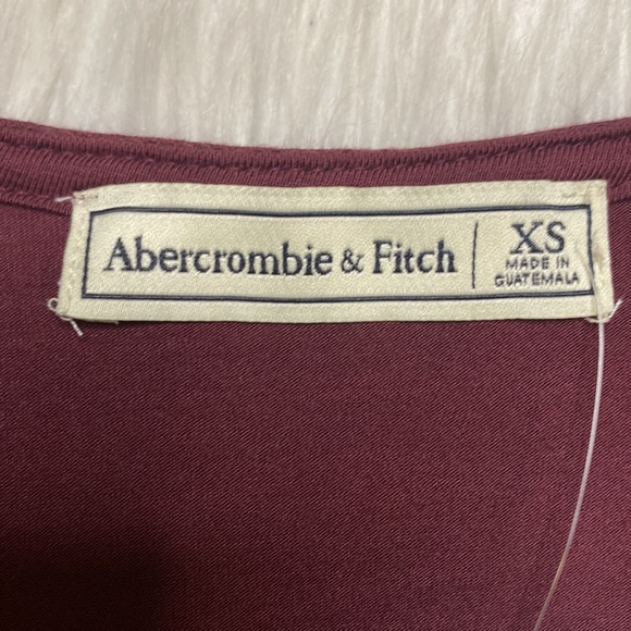 Abercrombie & Fitch dress is a faux wrap front viscose in burgundy color, lXS - Picture 5 of 8